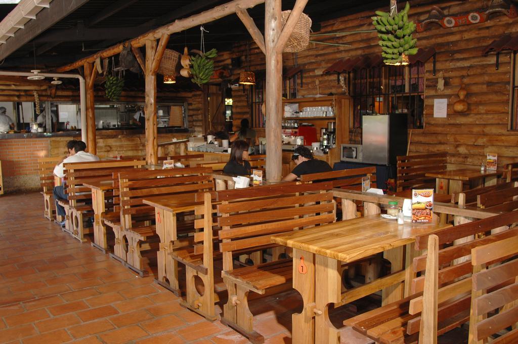Hotel Las Brumas Cartago Kültér fotó