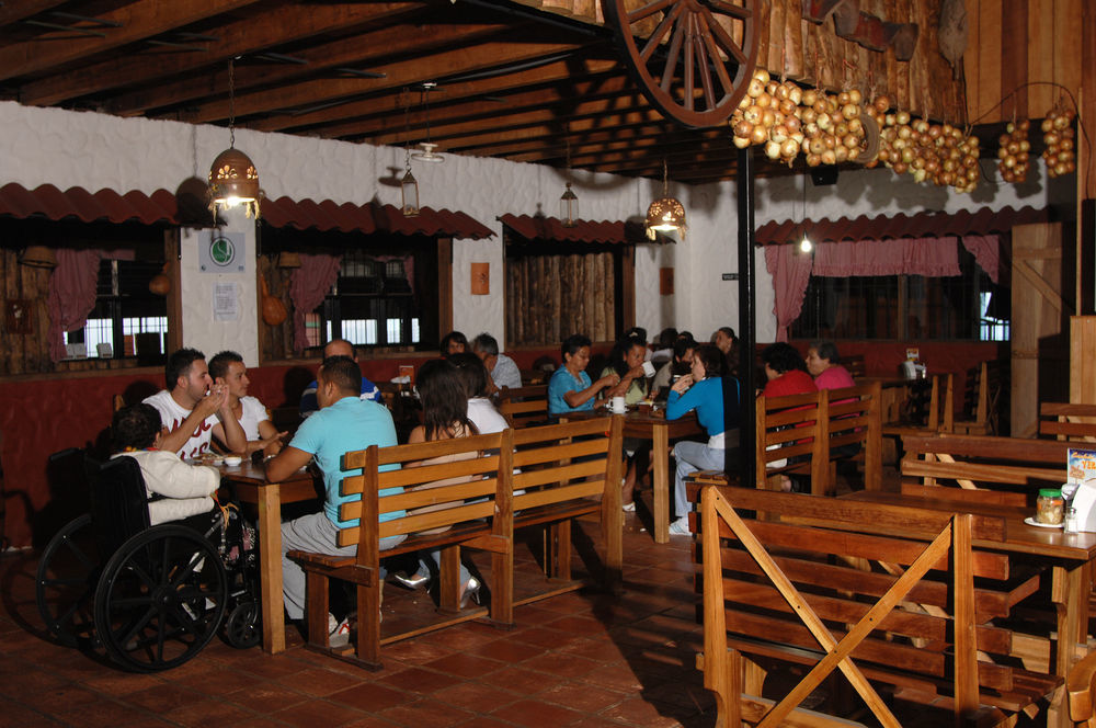 Hotel Las Brumas Cartago Kültér fotó
